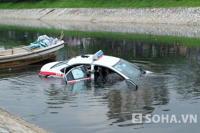 Ngay sau đó, chiếc xe từ từ chìm nghỉm xuống lòng sông, một số người dân chỉ kịp nhìn thấy tài xế nhô ra khỏi cửa và leo lên mui xe.