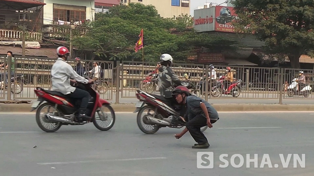 Có lúc gió thổi làm tiền bay trên mặt đường thì ông Th đã đón đầu.