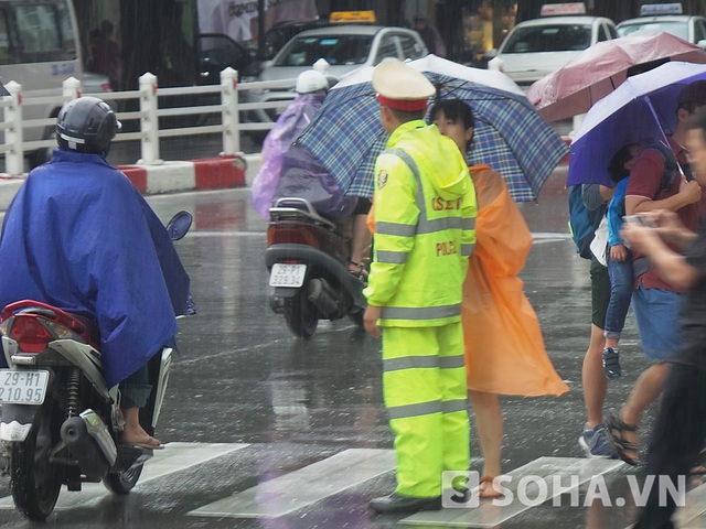 Trong khi đó rất nhiều người nước ngoài bị bị khó khăn trong việc tìm địa chỉ nơi cần đến.