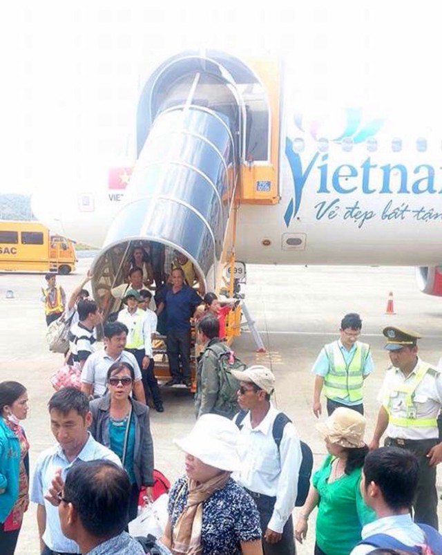 Hai lần hành khách được đưa ra máy bay rồi lại đi vào! - Ảnh: do hành khách Hồ Hoàng Hảo cung cấp