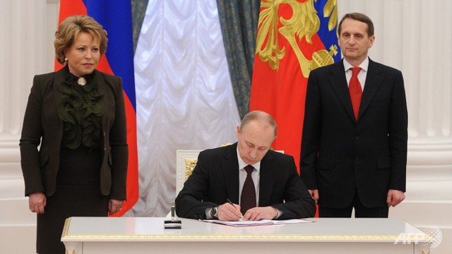 Tổng thống Nga Vladimir Putin kí sắc lệnh sáp nhập Crimea vào Liên bang Nga. Ảnh: AFP