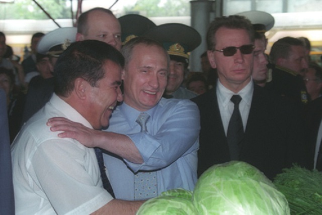 Zolotov (đeo kính) bên cạnh Tổng thống Putin tại thủ đô Ashgabat, Turkmenistan năm 2000. Ảnh: Google Images