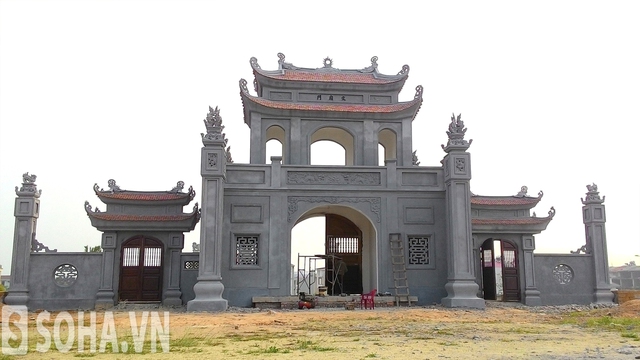 Cổng Văn miếu được xây bề thế theo lối kiến trúc cổ
