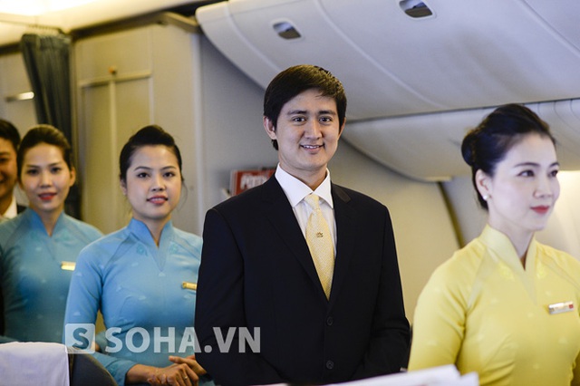 Đại diện VNA cũng cho biết, từ ngày 3-9/3/2015, Vietnam Airlines tiến hành thử nghiệm, giới thiệu và lấy ý kiến hành khách về trang phục tiếp viên, phi công mới trên một số chuyến bay khai thác bằng máy bay Boeing 777/Airbus A330 ở các đường bay giữa Hà Nội – Tp. HCM, Hà Nội/Tp. HCM đi Nhật Bản, Hàn Quốc, Úc, Anh, Pháp, Đức.