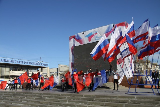 Tại quảng trường Lenin, thủ phủ Simferopol của bán đảo Crimea hàng nghìn người dân cùng với các nhà lãnh đạo đã kỷ niệm 1 năm ngày trưng cầu dân ý dẫn đến sáp nhập vào Nga. (Ảnh: Duy Trinh-Cao Cường)