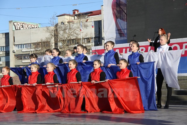 Hơn 200 thanh thiếu niên trong trang phục trắng, xanh, đỏ (quốc kỳ Nga) đã có màn trình diễn mob nghệ thuật. (Ảnh: Duy Trinh-Cao Cường)