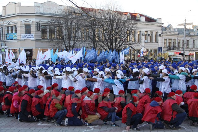 Người dân và lãnh đạo Crimea kỷ niệm 1 năm ngày trưng cầu dân ý dẫn đến sáp nhập vào Nga (16/3). (Ảnh: Duy Trinh-Cao Cường)