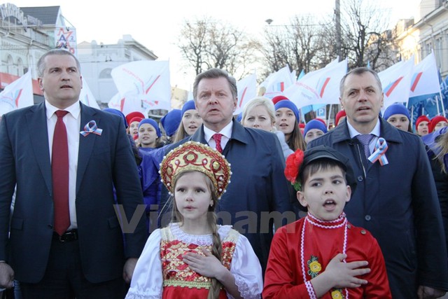 Người dân và lãnh đạo Crimea kỷ niệm 1 năm ngày trưng cầu dân ý dẫn đến sáp nhập vào Nga (16/3). (Ảnh: Duy Trinh-Cao Cường)