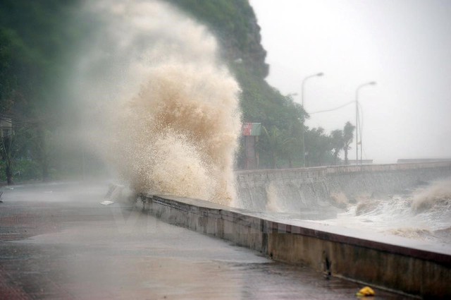 Sóng đánh cao 3m ở bãi biển Đồ Sơn. (Ảnh: Vietnam+)