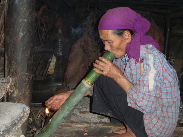 Cái thú vị ở những người phụ nữ Mường ở Hòa Bình hút thuốc lào khá phổ biến (ảnh bà Kiều)