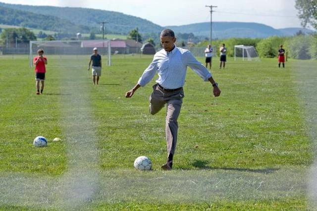 Ông Obama chơi bóng.