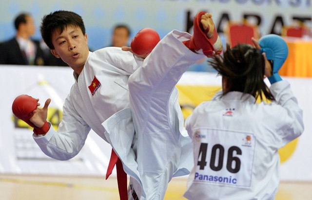 
Vũ Thị Nguyệt Ánh (giáp đỏ) giành HCV ở môn karatedo tại ASIAD 2006.
