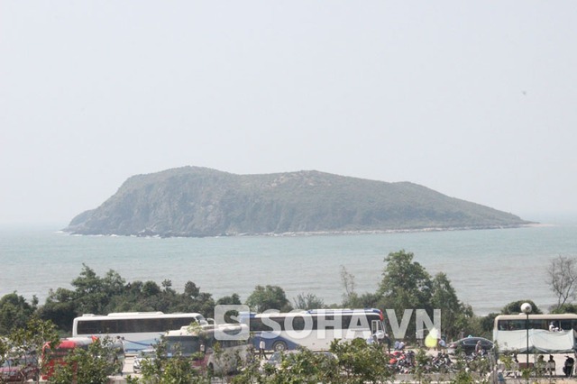 Đảo Yến nhìn từ lăng mộ Đại tướng.