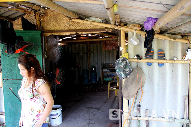 Túp lều đột nát này từng là nơi sống của gần 10 người gồm toàn phụ nữ và trẻ em. Nó được Liên chi hội Nuôi trồng thủy sản nước lợ huyện Tiên Lãng xây tặng
