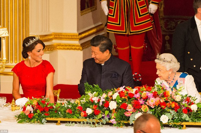 
Đây là lần hiếm hoi Kate Middleton đội vương miện với vai trò là người đại diện quan trọng cho Vương quốc Anh.
