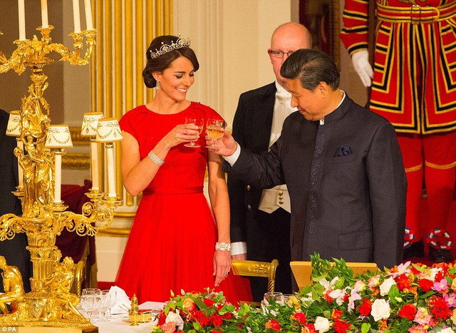 
Công nương Anh chạm ly cùng Chủ tịch Trung Quốc.
