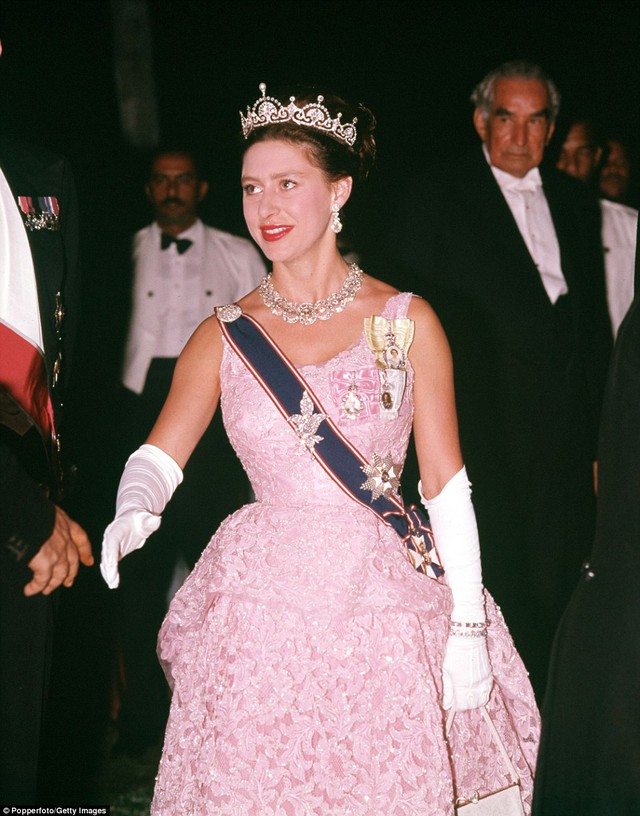 
 Công chúa Margaret, Bá tước xứ Snowdon em gái của Nữ hoàng Elizabeth II đội vương miện Lotus Flower vào năm 1962.
