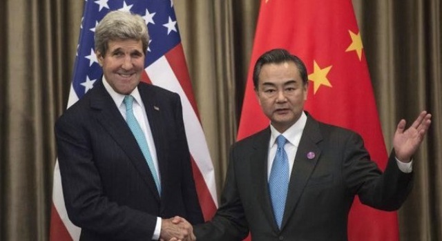 Ông Vương Nghị (phải) và ông John Kerry - Ảnh: npr.org