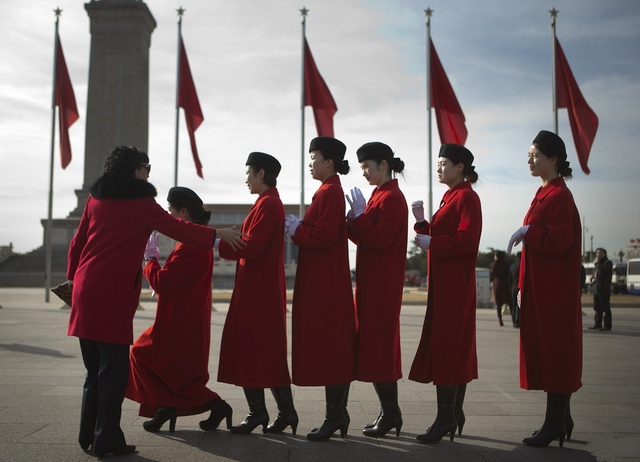 Các nữ nhân viên phục vụ nghị trường chụp ảnh tại quảng trường Thiên An Môn. Ảnh: Reuters.