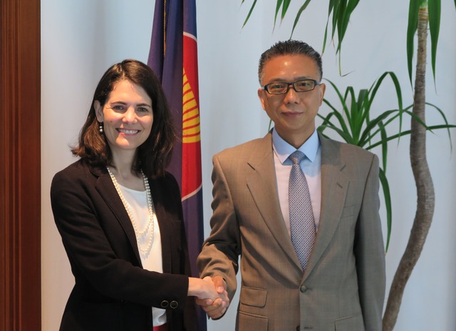 Tân đại sứ Trung Quốc tại ASEAN Từ Bộ (phải)