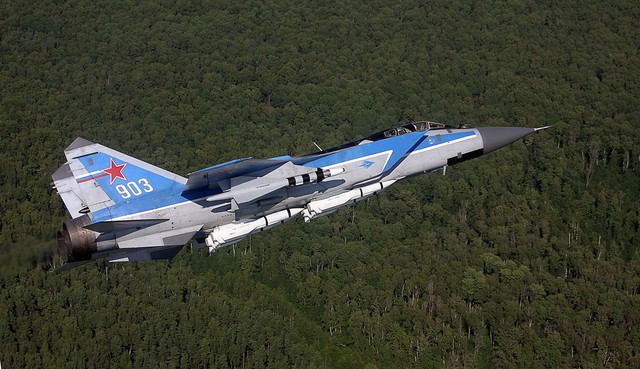 
MiG-31 luôn mang theo tên lửa không đối không tầm xa.
