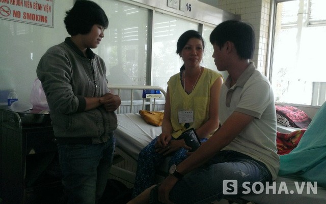 
Chị Thêu (người ngôi giữa) cho biết nhận được tin con bị tạt axit khi đang đi bán vé số
