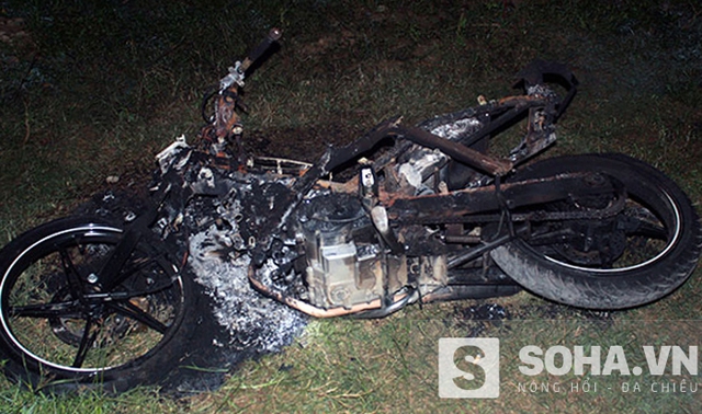 
2 chiếc xe máy của các nam thanh niên bị người dân đốt cháy.
