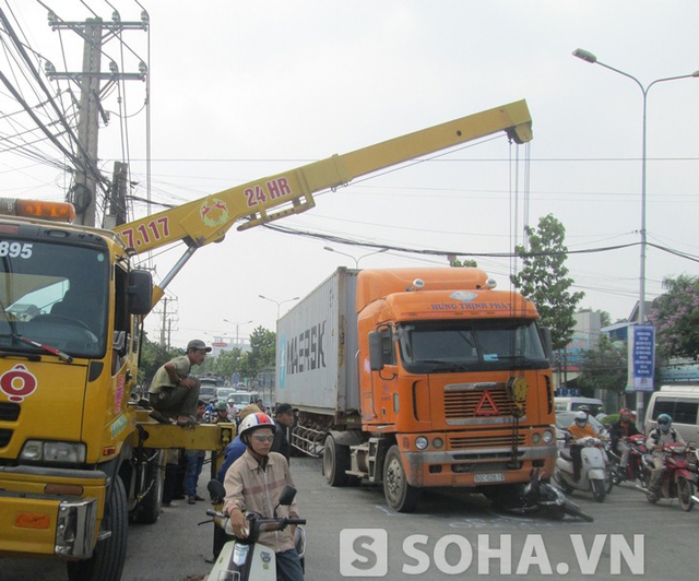 Xe máy bẹp dúm trong gầm xe container.