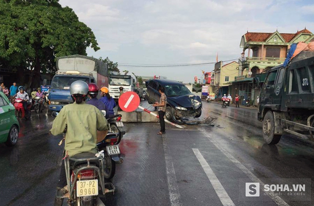 
Giao thông hỗn loạn sau vụ tai nạn kinh hoàng.
