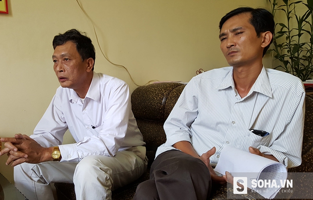 
Hai cán bộ phòng NN & PTNT huyện Thanh Thủy (ông Sinh bên trái), trong buổi làm việc với PV.
