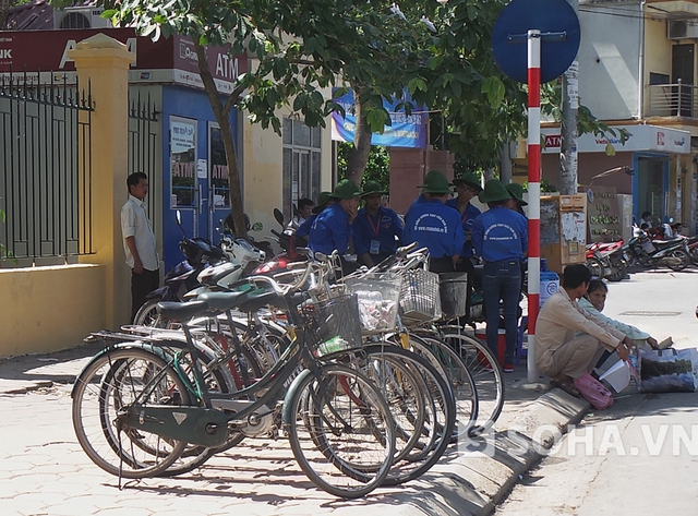 Chung sức với cộng đồng làm đẹp cho Thủ đô, còn có những chiếc xe “đặc sản” của các sinh viên đang học trên địa bàn Hà Nội, theo một số sinh viên tình nguyện, những chiếc xe đạp này sẽ cho các thí sinh thuê trọ gần điểm thi mượn để đi lại thay vì đi bộ.