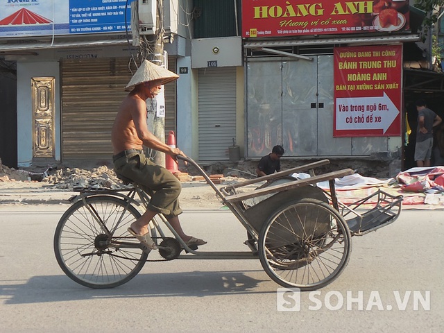 Nếu tham gia giao thông đúng thời điểm gặp ông Bình đang đạp xích lô, người dân sẽ ngạc nhiên về động tác chân tay múa, mông ngoáy và tiếng huýt sáo tưng bừng.