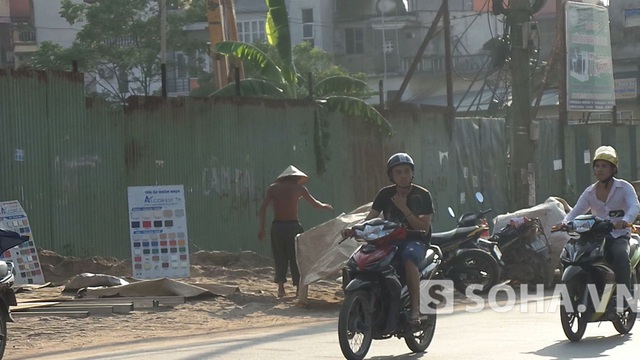 Đợi ông lĩnh “lương” xong, chúng tôi đề nghị để được đi theo nhưng ông Bình “cười trừ”: “Chả lên báo thì tôi đã nổi lắm rồi, người ta cứ coi tôi như....thôi chào nhé”, nói xong, ông Bình nhảy thoắt lên chiếc xe xích lô và hòa vào dòng người trên phố.