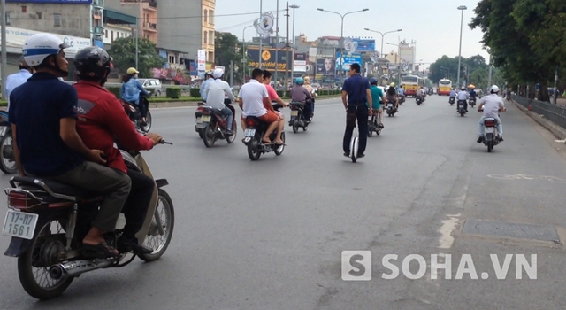 Nhiều người đi đường tỏ ra khá ngạc nhiên và hào hứng với loại hình phương tiện mới này xuất hiện.