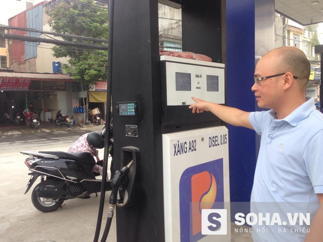 
Quản lý cửa hàng xăng dầu đang giải thích với PV về quy trình bơm xăng cho khách.
