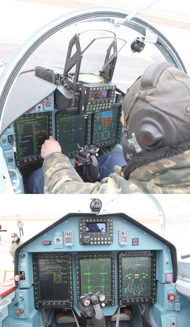 
Buồng lái kính với nhiều màn hình đa chức năng của Yak-130.
