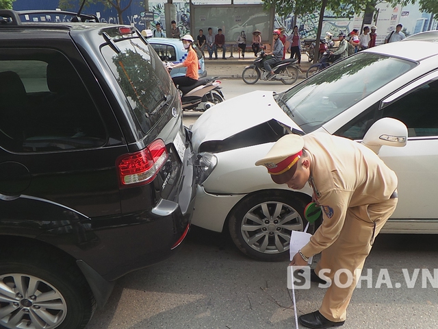 Khoảng 15 phút sau, Đội khám nghiệm thuộc Công an quận Hoàng Mai đã có mặt tại hiện trường làm nhiệm vụ.