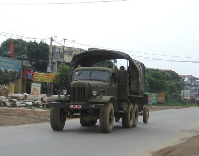 Xe tải việt dã ba cầu chủ động Zil-157 – Cấu hình 6x6, trọng tải 4,5 tấn, kéo tối đa 3,6 tấn. Sử dụng động cơ xăng công suất 109 mã lực, tốc độ tối đa 65km/h.