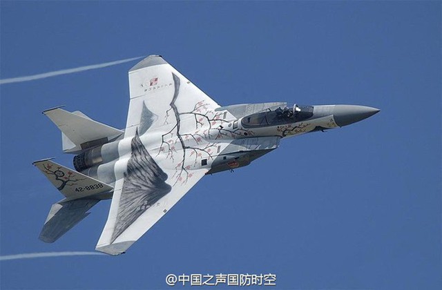 
Tiêm kích F-15J của Không quân Nhật Bản mang họa tiết trang trí hình hoa anh đào tuyệt đẹp
