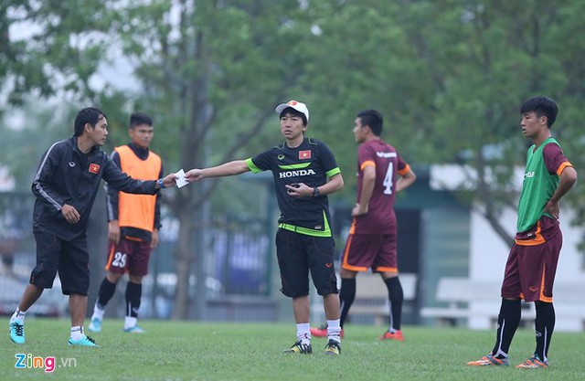 HLV Miura tỏ ra chưa hài lòng với các tiền đạo của U23 Việt Nam (ảnh: Zing).