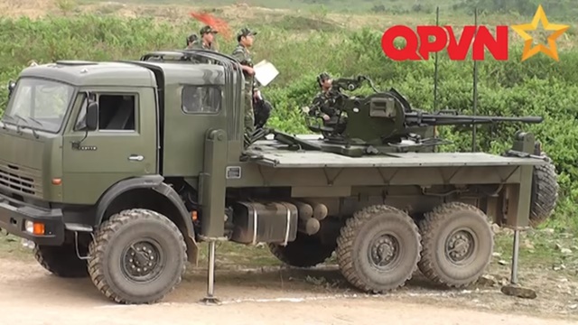 
Khung gầm của pháo sử dụng xe tải việt dã 3 cầu chủ động Kamaz-43118 hiện đại nhập khẩu từ Nga.  Ảnh: Truyền hình QPVN.
