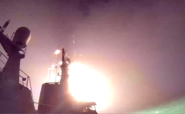 
Tên lửa phóng ra từ tàu chiến của Hạm đội Caspian. Ảnh: RT
