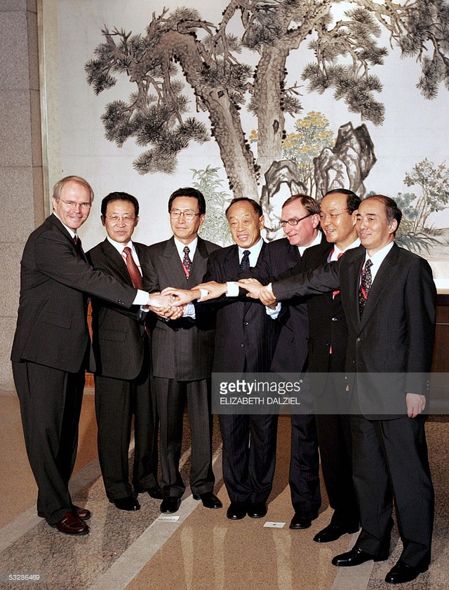 
Đại diện các quốc gia tham dự Đàm phán 6 bên chụp ảnh tại nhà khách Điếu Ngư Đài, Bắc Kinh ngày 26/7/2005. Ảnh: Getty Images
