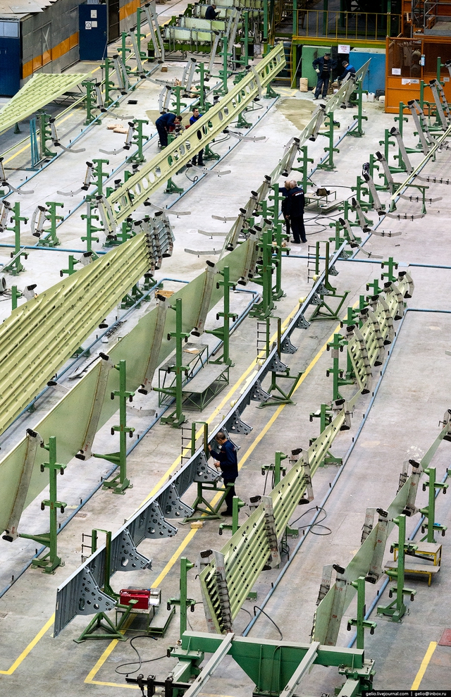 
Phân xưởng của nhà máy có diện tích lên đến hàng trăm hecta và nếu tính cả những phần diện tích khác thuộc nhà máy thì con số này lên đến 1.000 hecta, tức là tương đương với diện tích của đảo Vasilievsky ở St. Petersburg.
