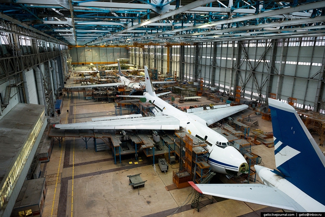 
An-124 Ruslan là một trong những loại máy bay vận tải lớn nhất trên thế giới. Những tính năng đặc biệt cho phép nó làm được những điều mà những chiếc máy bay khác không làm được.

