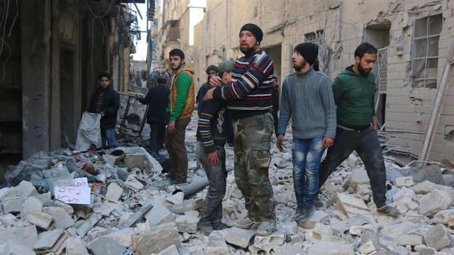 
Người dân Syria tại Aleppo sau một cuộc không kích của Nga. Ảnh: AFP/Getty
