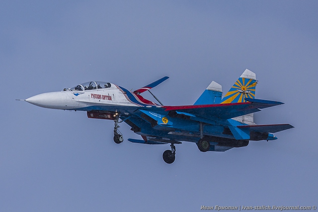 
Su-27UB là dòng máy bay huấn luyện được chế tạo tại nhà máy Irkutsk, nó có khối lượng lớn hơn Su-27 tiêu chuẩn 2 tấn và dài hơn 42cm.
