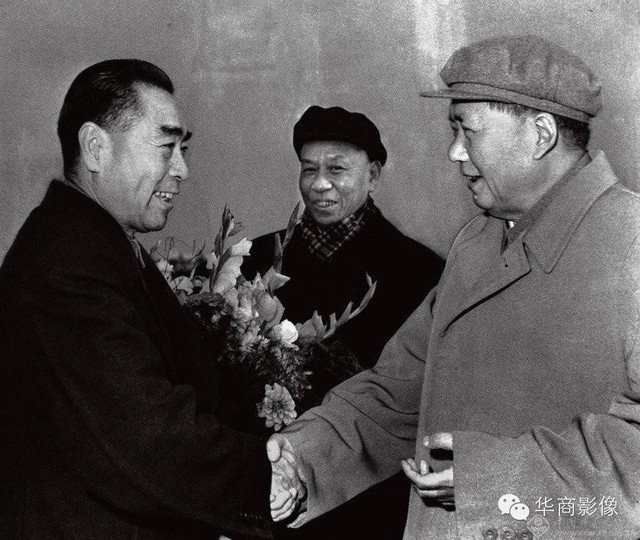 
Mao Trạch Đông (phải) và Lưu Thiếu Kỳ (giữa) đón Chu Ân Lai (trái) tại Bắc Kinh năm 1961, sau khi ông Chu tham dự Đại hội lần thứ 22 của Đảng Cộng sản Liên Xô. (Ảnh: Huashang)
