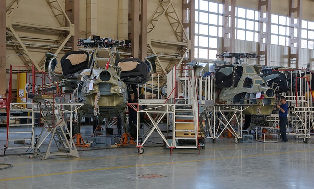 
Dự kiến Algeria là khách hàng đầu tiên đặt mua những chiếc Mi-28NE này.

Điểm khác biệt giữa Mi-28NE với Mi-28N là nó có thể được điều khiển bay bởi 2 phi công (phiên bản N thì phi công trước điều khiển vũ khí, phi công ngồi sau điều khiển bay).
