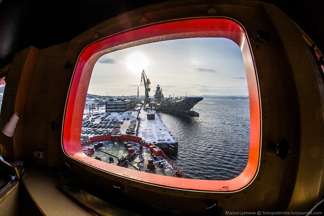 
Và mặc dù có thiết kế của tàu sân bay nhưng Admiral Kuznetsov còn được trang bị nhiều loại vũ khí hạng nặng khác và phân loại chính xác nhất của con tàu là tuần dương hạm hạng nặng mang máy bay.
